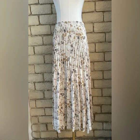 White floral pleated long skirt - Picture 3 of 9